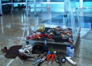 Algemas e enxada estão entre os itens proibidos encontrados com passageiros que iriam embarcar no aeroporto de Maringá neste ano